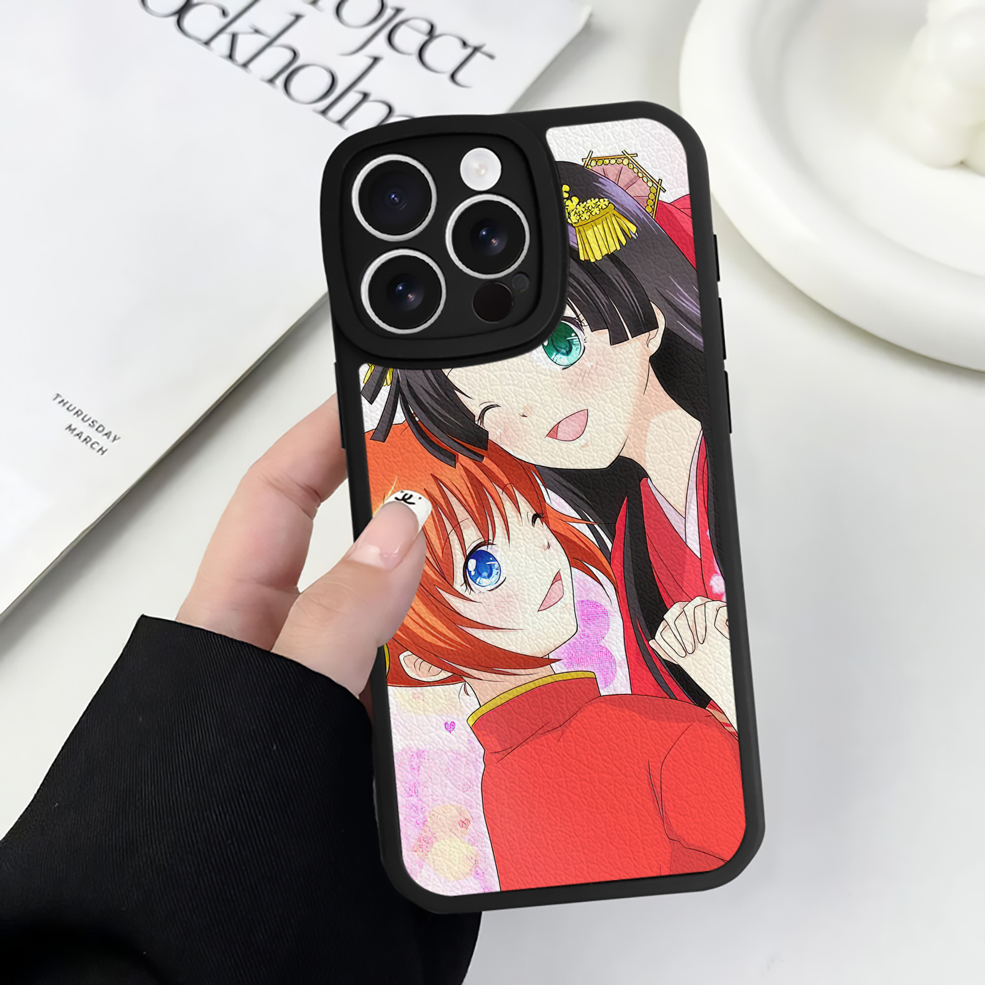 （画像用） ぎんたま 坂田銀時（さかたぎんとき） 神楽 志村新八（しむら しんぱち） GINTAMA Sakata Gintoki Kagura Shimura Shinpachi 【iPhone 16シリーズ対応】シリコンスマホケース（レザー調） 材質：シリコン